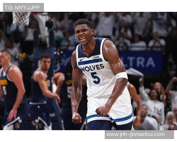 森林狼爱德华兹因右腿筋紧张首节伤退将缺席本场比赛