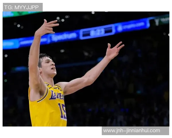 湖人训练场景曝光斯玛特紧逼八村里夫斯全力防守展现团队默契