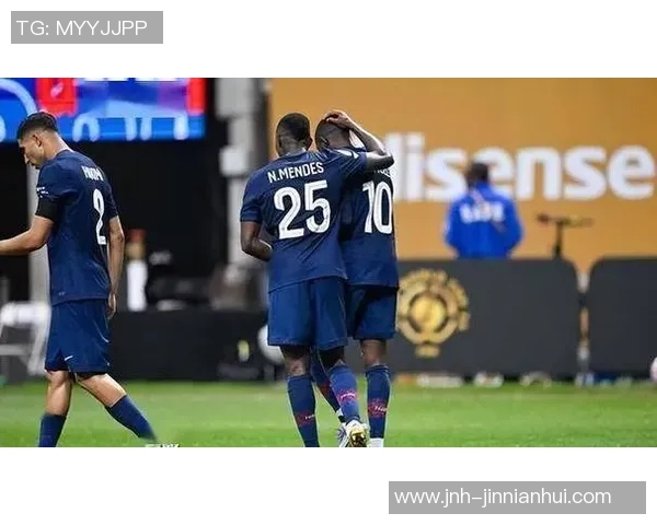 恩里克首次见证连续扑出四个点球巴黎喜获新奖杯庆祝时刻