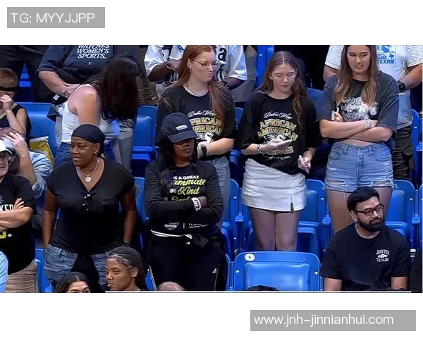 佩奇携女友与队友重返母校共同庆祝NCAA冠军戒指荣耀时刻 佩奇携女友与队友重返母校共同庆祝NCAA冠军戒指荣耀时刻