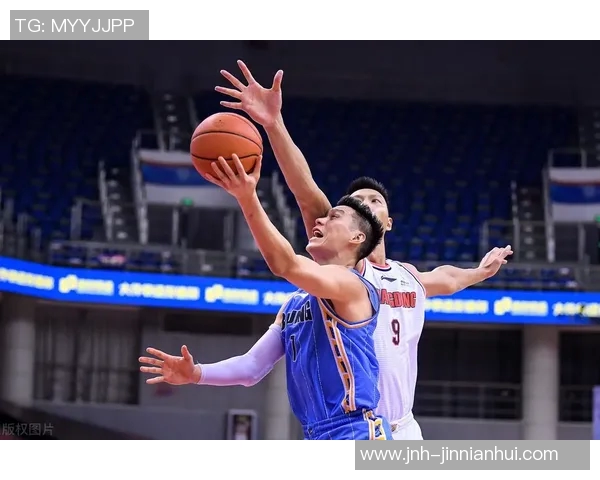 贾尔斯单节高效表现力争上游力抗首钢五虎合力得分优势 贾尔斯单节高效表现力争上游力抗首钢五虎合力得分优势