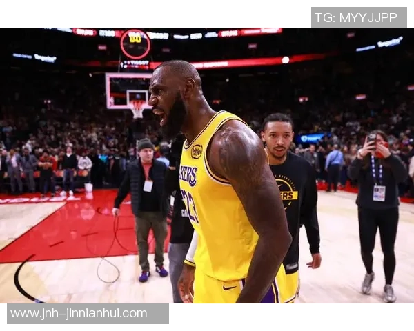 拉拉维亚称赞詹姆斯无私助攻八村塁得分展现团队精神