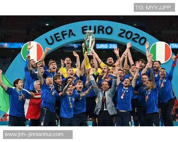 意大利足球队海报发布多纳鲁马巴雷拉雷特吉携手展现无悔拼搏精神