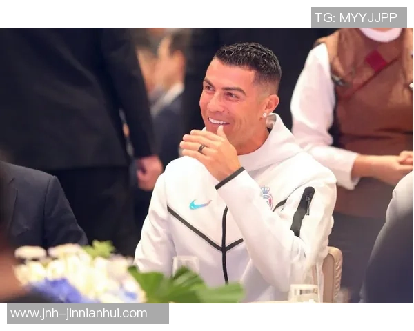 C罗身着西装出席白宫晚宴与美国防长亲密合影引发热议