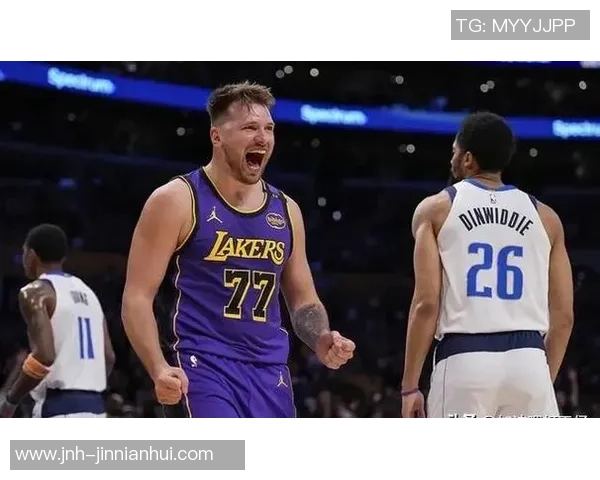 身穿湖人球衣的男孩与独行侠老板同坐一席再现昔日竖中指事件