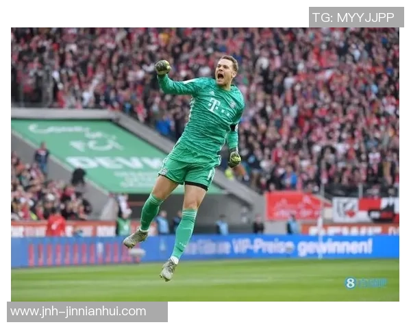 诺伊尔在对阵巴黎的欧冠比赛中展现出色长传能力创下新纪录