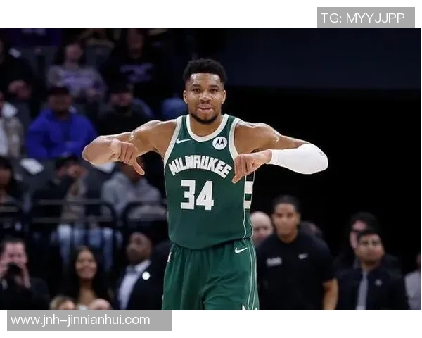 字母哥在勇士禁区如搅拌机般发威半场轻松砍下18分4板3助